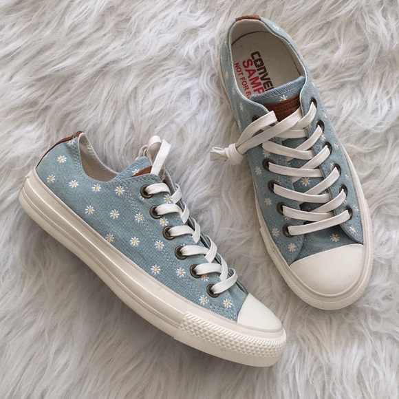 Converse Chuck Taylor Chambray Daisy Sneakers - Picture 1 of 5